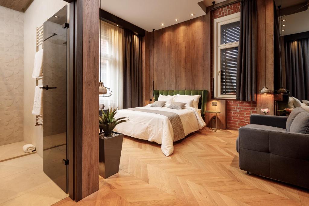 SCHUSTER Boarding House